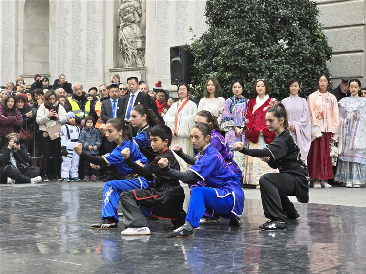 當?shù)匚湫g(shù)學院進行武術(shù)表演。張錫琪攝