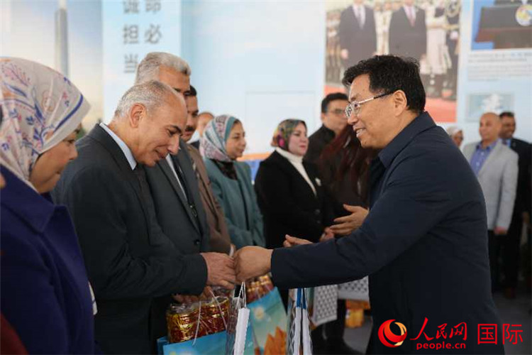 中建埃及分公司董事長常偉才為埃及師生發(fā)放新年禮包。人民網(wǎng)記者 黃培昭攝