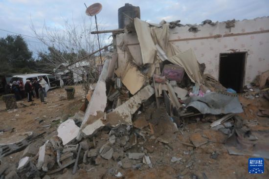 2月5日，在加沙地帶南部城市拉法，人們查看以軍空襲后的建筑廢墟。新華社發(fā)（哈立德·奧馬爾攝）