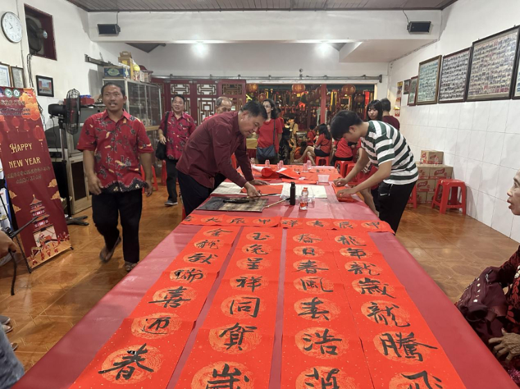 茍皓東為華人朋友現(xiàn)場(chǎng)寫春聯(lián)送福字。巴陵康孔子學(xué)院供圖