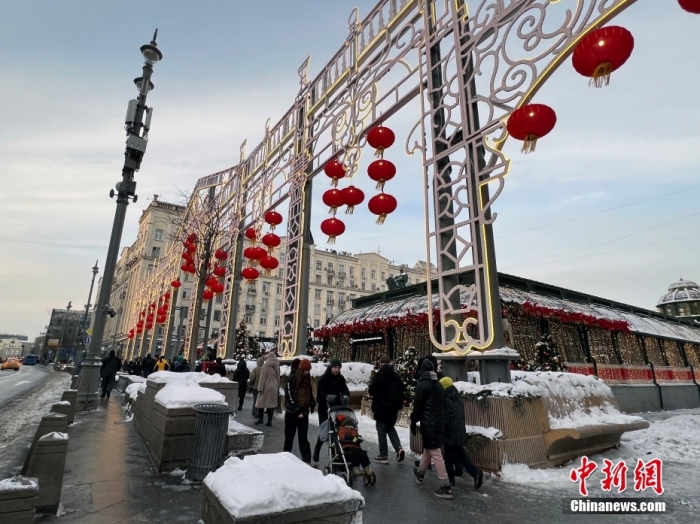 當(dāng)?shù)貢r(shí)間2月9日，中國農(nóng)歷新年慶?；顒?dòng)啟動(dòng)儀式在莫斯科市中心的卡梅爾格爾斯基巷舉行。圖為特維爾大街裝飾的中國大紅燈籠。<a target='_blank' href='/'><p  align=