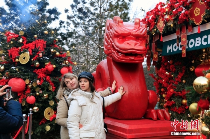 當(dāng)?shù)貢r(shí)間2月9日，中國農(nóng)歷新年慶?；顒?dòng)啟動(dòng)儀式在莫斯科市中心的卡梅爾格爾斯基巷舉行。中國駐俄大使張漢暉，俄羅斯外交部發(fā)言人扎哈羅娃，以及俄羅斯文化部和莫斯科市政府官員出席。慶?；顒?dòng)將持續(xù)至18日。圖為當(dāng)?shù)孛癖娫谔鼐S爾廣場與龍雕塑合影。