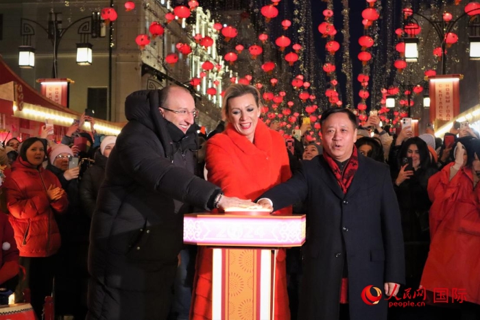 張漢暉、扎哈羅娃、科茲洛夫（從右至左）共同按下活動啟動按鈕。于子恒攝