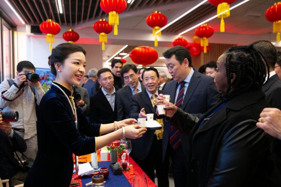 2月2日，人們在位于意大利羅馬的聯(lián)合國糧農組織總部體驗中國茶藝。新華社記者李京攝
