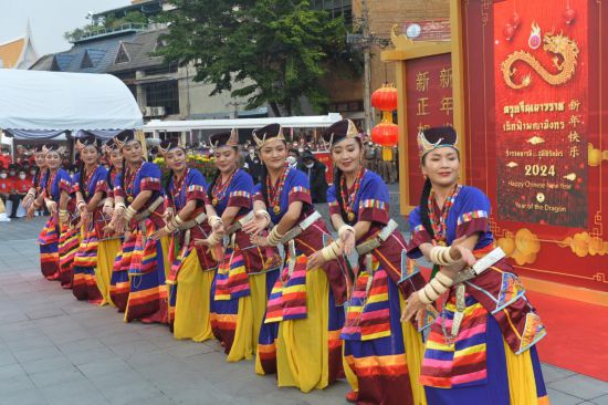 2月10日，演員在泰國(guó)曼谷唐人街舉行的“歡樂春節(jié)”活動(dòng)上跳舞。當(dāng)日，泰國(guó)“歡樂春節(jié)”文化活動(dòng)在曼谷唐人街舉辦。（新華社發(fā)，拉亨攝）