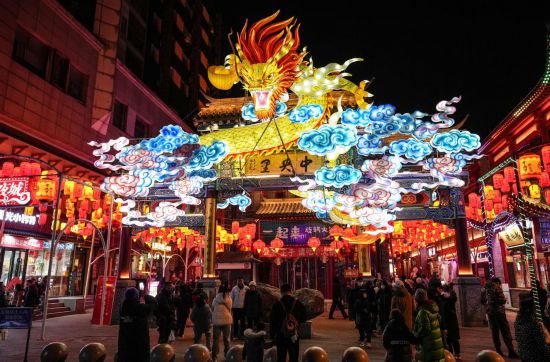 2月11日，游客在沈陽(yáng)中街游覽。春節(jié)期間，各地?zé)艋痂病⒒饦溷y花，呈現(xiàn)出一幕幕流光溢彩的視覺盛宴。（新華社記者潘昱龍攝）