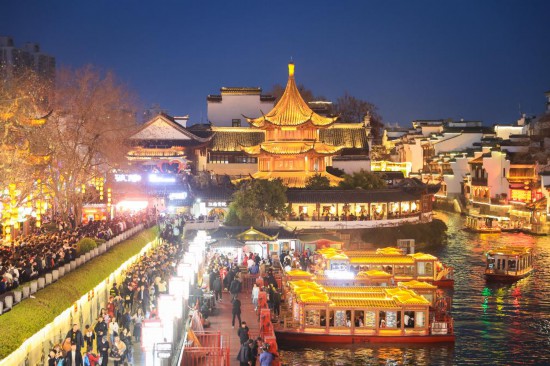 2月14日，游客在南京夫子廟景區(qū)賞燈游玩。（新華社發(fā)，蘇陽(yáng)攝）