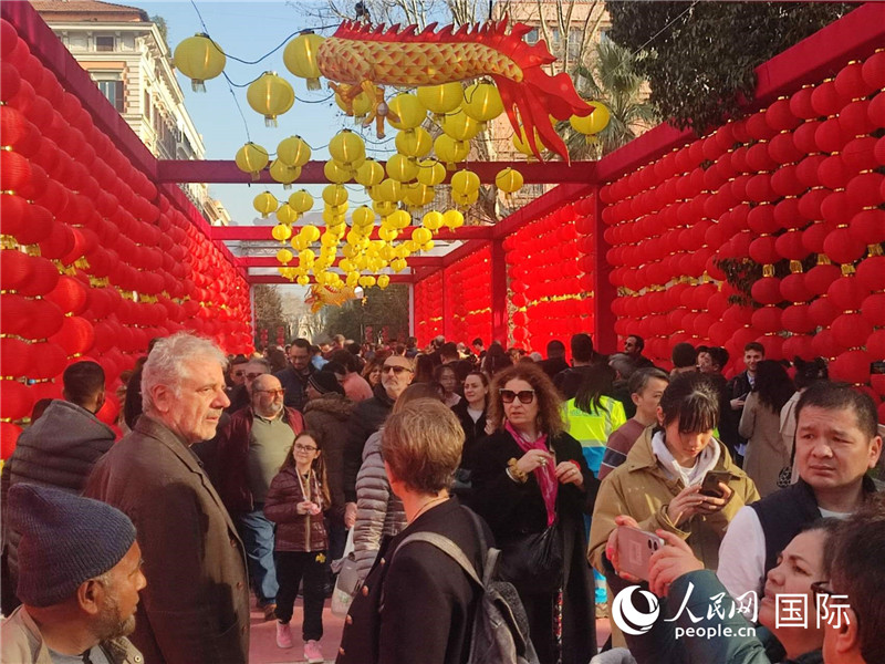 游園會入口處張燈結彩，人流如織。人民網(wǎng)記者鄭彬攝