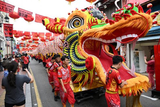 2月1日，由馬來西亞和中國的100多名青少年組成的舞龍隊在馬來西亞馬六甲市雞場街上共舞一條近200米的“長龍”。這是活動現(xiàn)場的“長龍”。新華社記者程一恒攝