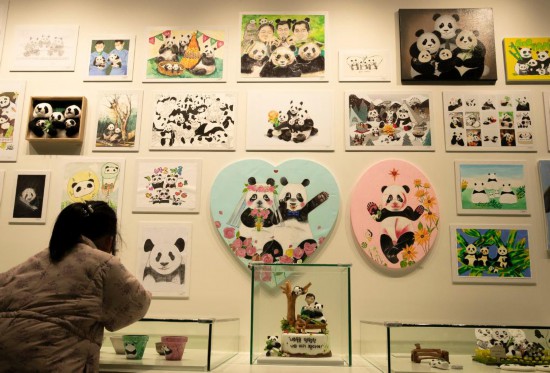 2月20日，一位小朋友在看“福寶”家族的創(chuàng)意作品。新華社記者姚琪琳攝