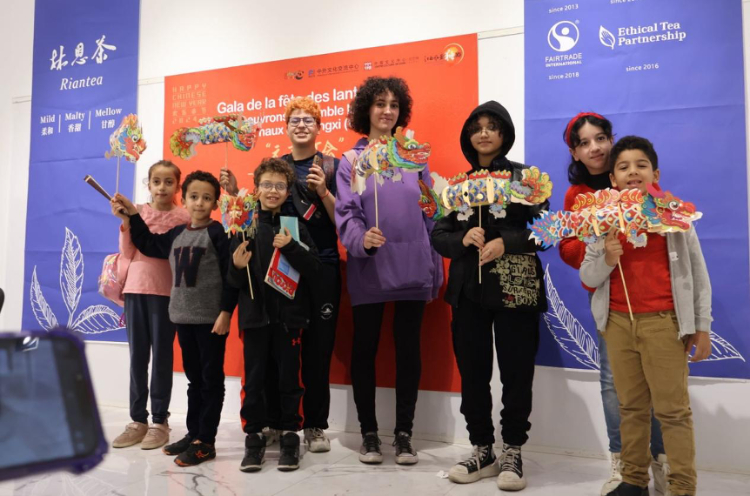 孩子們拿著元宵彩燈合影。拉巴特中國文化中心供圖
