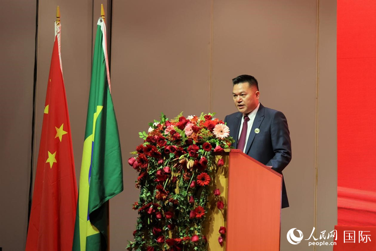巴西和統(tǒng)會新任會長張小春發(fā)表就職演講。人民網(wǎng)記者 時元皓攝