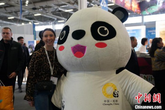 3月5日，2024年柏林國際旅游交易會(ITB)在柏林會展中心拉開帷幕。以“你好！中國”為主題的中國展區(qū)當日亮相展會。圖為觀眾與大熊貓人偶合影。中新社記者 馬秀秀 攝