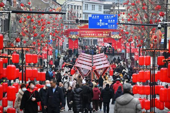 2024年2月18日，游客在2024年青島蘿卜·元宵·糖球會(huì)上消費(fèi)、游玩。新華社記者李紫恒攝