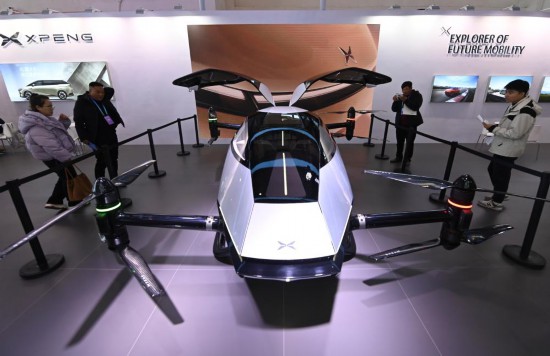 2023年12月1日，在鏈博會(huì)智能汽車鏈展區(qū)小鵬汽車展臺(tái)，參觀者觀看一臺(tái)智能飛行器。新華社記者蔡湘鑫攝