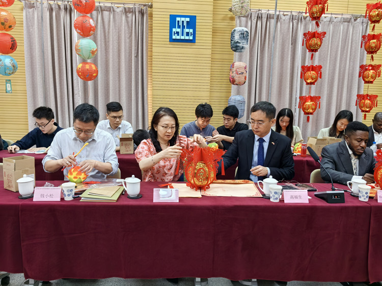 燈籠文化交流活動(dòng)現(xiàn)場(chǎng)。中建國(guó)際中西非公司供圖