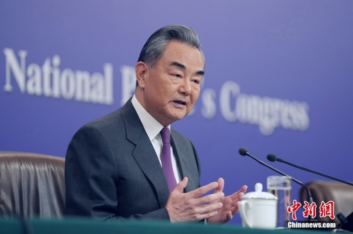 3月7日，十四屆全國(guó)人大二次會(huì)議在北京舉行記者會(huì)，中共中央政治局委員、外交部長(zhǎng)王毅就中國(guó)外交政策和對(duì)外關(guān)系相關(guān)問(wèn)題回答中外記者提問(wèn)。<a target='_blank' href='/'><p  align=