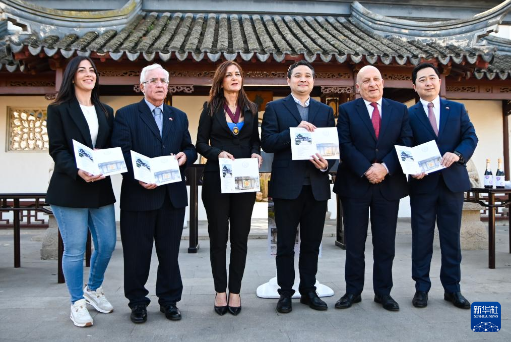 3月6日，嘉賓出席在馬耳他桑塔露琪亞市舉行的中國生肖郵票發(fā)行儀式。新華社發(fā)（喬納森·博格攝）