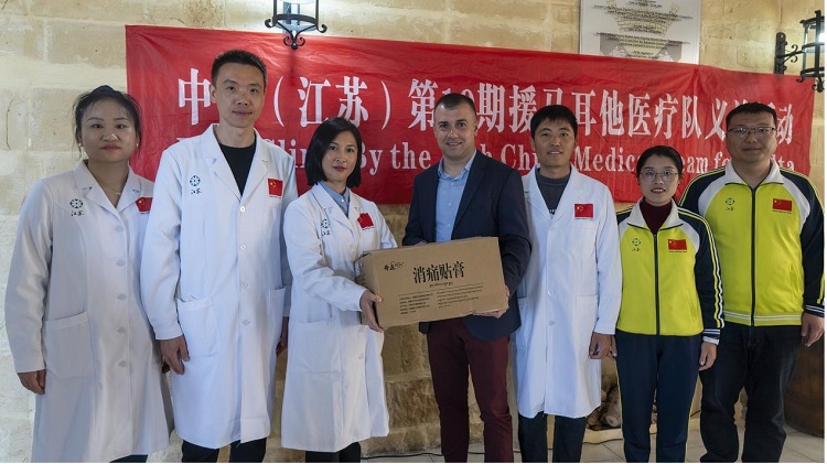 醫(yī)療隊向森格萊爾市捐贈藥膏。中國（江蘇）第19期援馬耳他醫(yī)療隊供圖