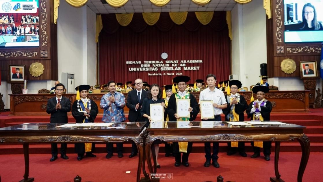 西華大學(xué)、三一一大學(xué)、印尼鋰源新材料有限公司、四川鋰源新能源有限公司四方共同簽署國(guó)際合作協(xié)議。印尼三一一大學(xué)孔子學(xué)院供圖
