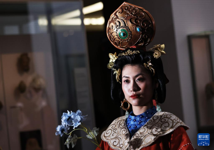 3月13日，在位于法國巴黎的吉美國立亞洲藝術(shù)博物館，模特展示敦煌復原服飾。新華社記者 高靜 攝