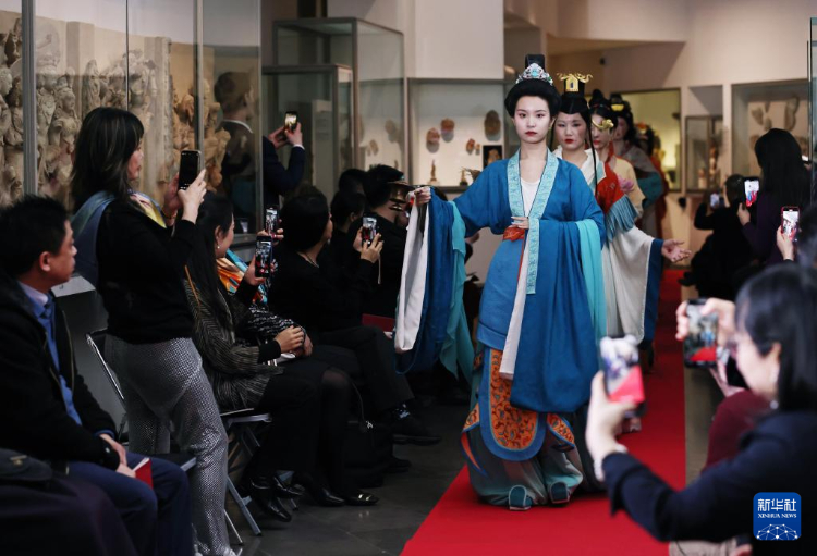 3月13日，在位于法國巴黎的吉美國立亞洲藝術(shù)博物館，模特展示敦煌復原服飾。新華社記者 高靜 攝