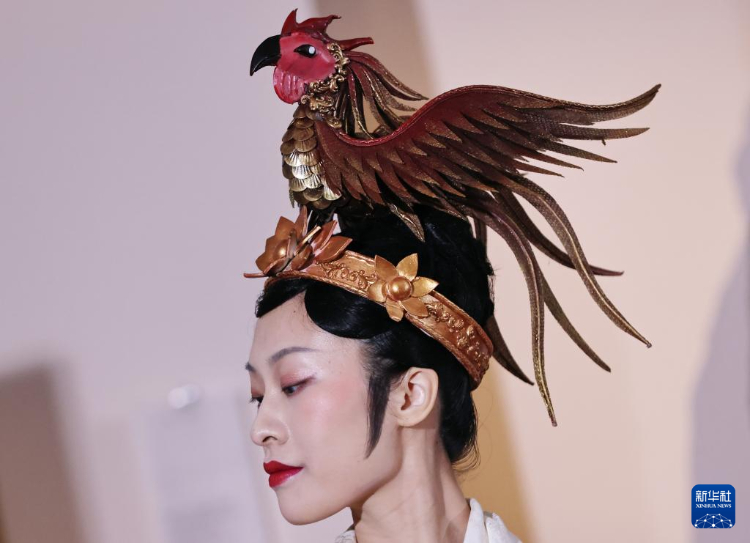 3月13日，在位于法國巴黎的吉美國立亞洲藝術(shù)博物館，模特展示敦煌復原服飾。新華社記者 高靜 攝