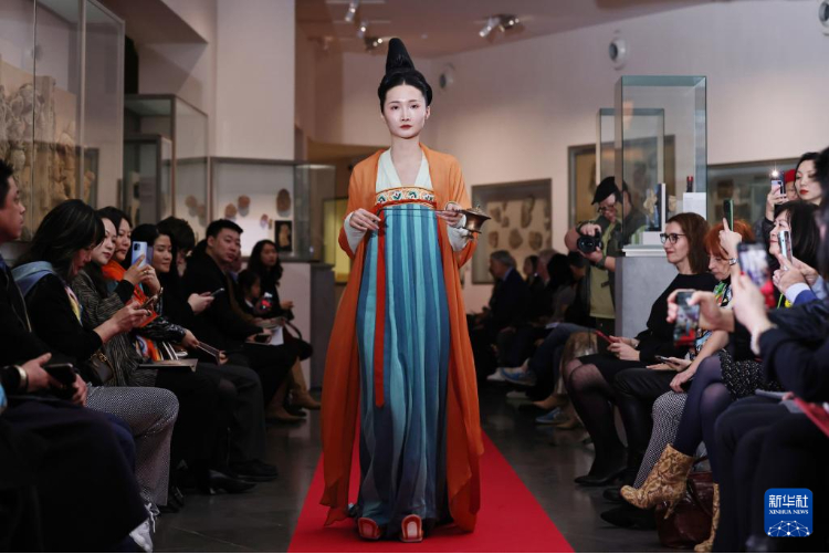 3月13日，在位于法國巴黎的吉美國立亞洲藝術(shù)博物館，模特展示敦煌復原服飾。新華社記者 高靜 攝