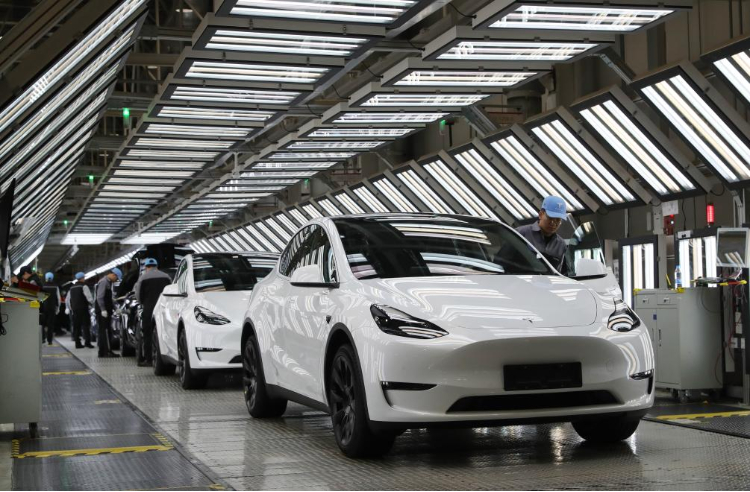 2023年12月22日，在特斯拉上海超級工廠內(nèi)，工人在對出廠前的車輛進(jìn)行漆面及門窗檢測。新華社記者 方喆 攝