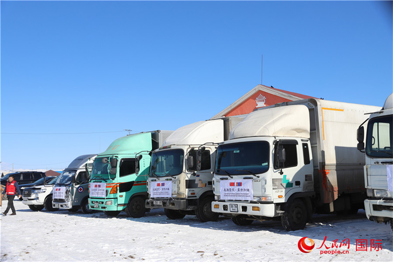 6.3月18日，滿載賑災(zāi)物資卡車在中央省額爾登縣整裝待發(fā)。人民網(wǎng)記者 霍文攝