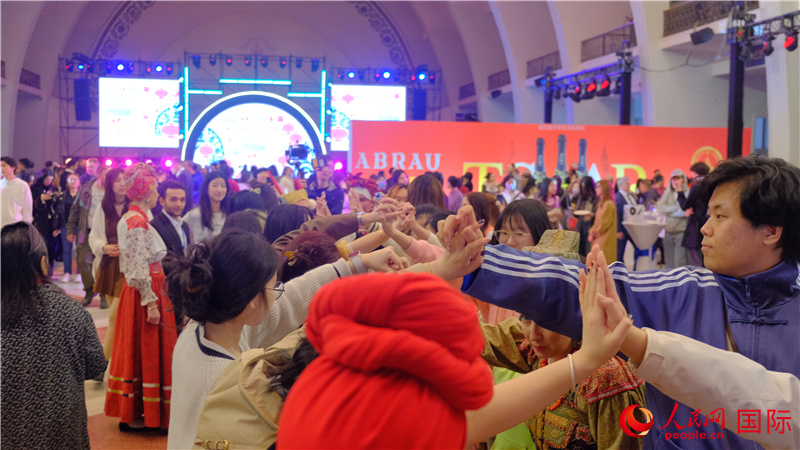 中俄觀眾在現(xiàn)場(chǎng)參與俄羅斯民俗互動(dòng)游戲。人民網(wǎng) 褚夢(mèng)琦攝