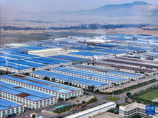 這是2023年11月3日在埃塞俄比亞杜凱姆市拍攝的東方工業(yè)園（無人機照片）。 新華社發(fā)（東方工業(yè)園供圖）