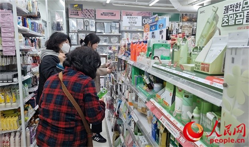 韓國民眾在認(rèn)真挑選低價化妝品。人民網(wǎng) 李帆攝