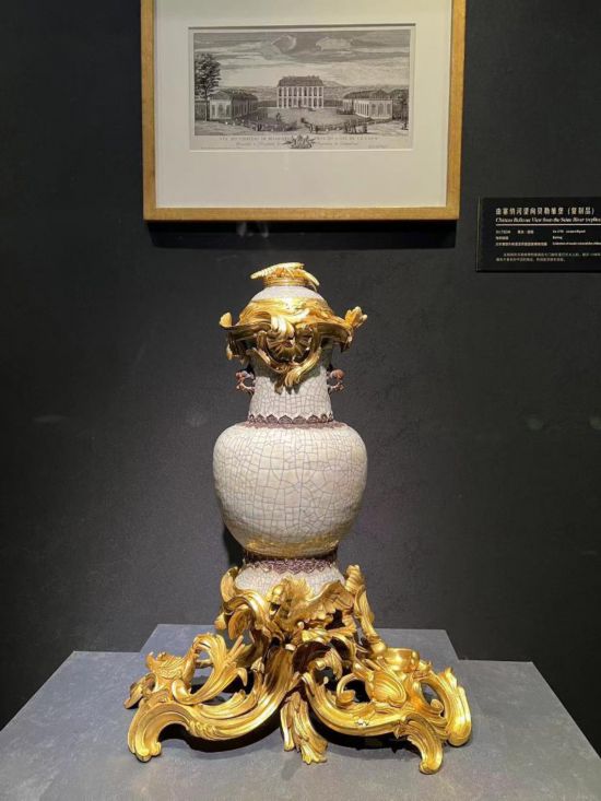 青釉香水瓶，瓷瓶頂部、口沿、底座均裝飾洛可可風(fēng)格銅鍍金飾件。新華社記者徐壯 攝