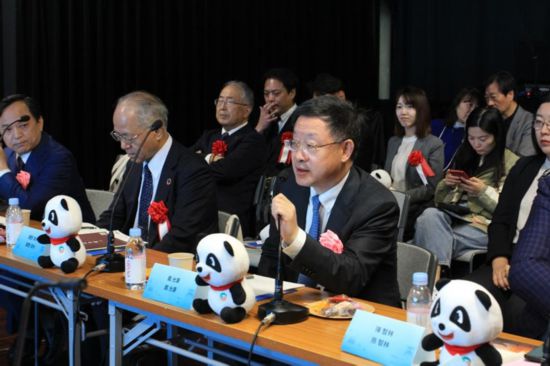 圖為四川省文化和旅游廳廳長戴允康向日本友人介紹四川旅游資源。（中國駐東京旅游辦事處供圖）