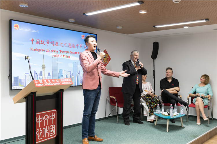 中國青年男高音歌唱家方瀧與奧爾基·圖爾達(dá)合唱羅語歌曲。布加勒斯特中國文化中心供圖。