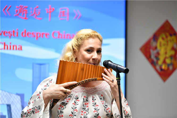 喬治亞娜·帕納演奏排簫。 布加勒斯特中國文化中心供圖。