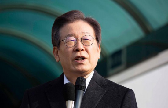 1月10日，韓國最大在野黨黨首李在明從首爾大學(xué)醫(yī)院出院時(shí)發(fā)表講話。新華社發(fā)（全休相攝）