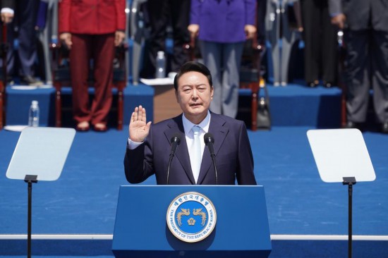 2022年5月10日，在韓國首爾，尹錫悅出席總統(tǒng)宣誓就職儀式。新華社發(fā)（李相浩攝）
