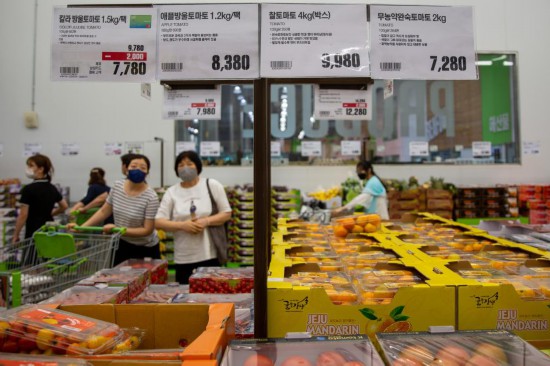 2022年7月9日，人們在韓國高陽市一家超市水果區(qū)購物。新華社記者王益亮攝