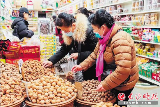 　　在長(zhǎng)沙南門(mén)口菜市場(chǎng)附近的一家炒貨店內(nèi)，市民正在選購(gòu)年貨?！　￠L(zhǎng)沙晚報(bào)全媒體記者 范宏歡 攝