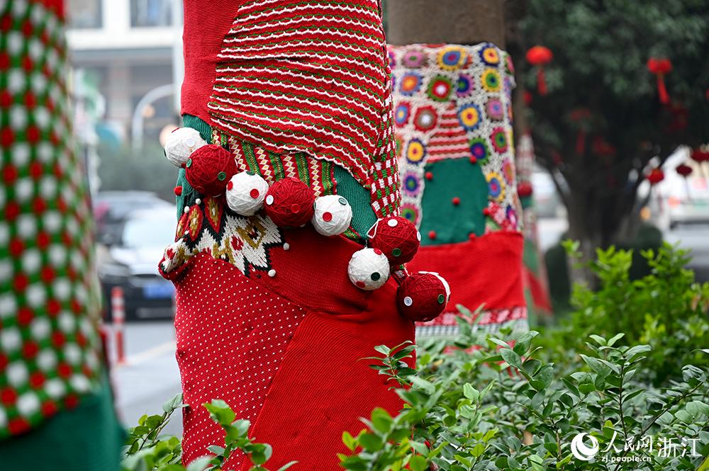 杭州市拱墅區(qū)獅虎橋路上的行道樹“穿”上了新裝。人民網(wǎng) 葉賓得攝