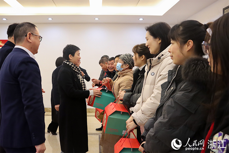 杭州市上城區(qū)“我為年夜飯?zhí)淼啦恕睈坌亩Y盒正式啟送。人民網(wǎng) 秦文攝