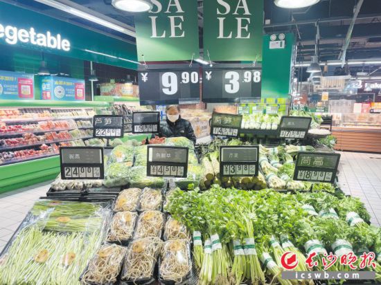　　家樂(lè)福芙蓉廣場(chǎng)店，市民在選購(gòu)春菜。
