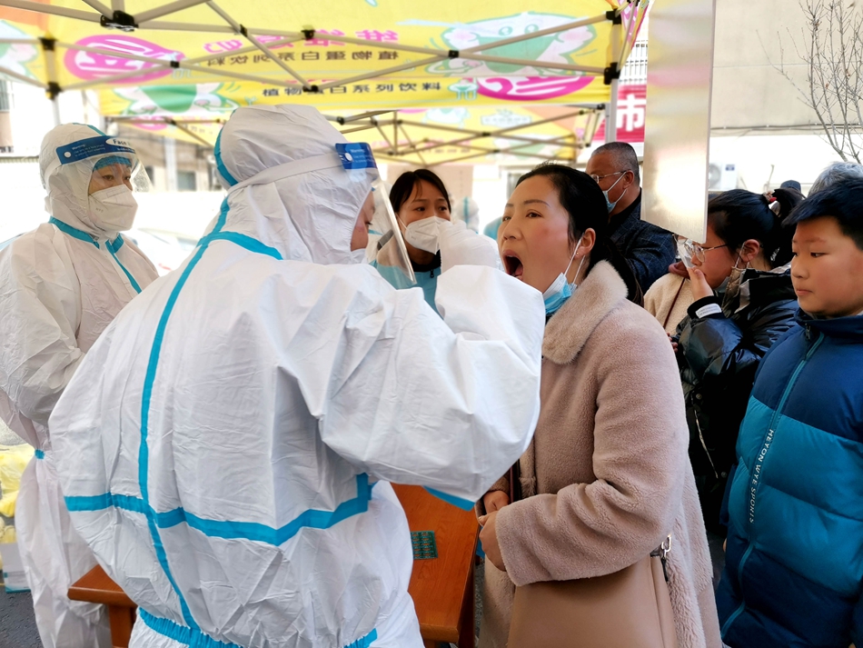 連云港贛榆區(qū)抽調(diào)近500名醫(yī)務(wù)人員開展核酸檢測。朱代桂攝