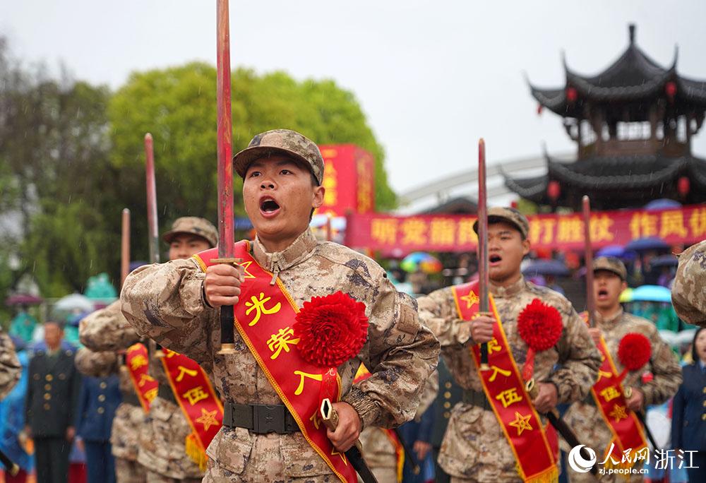 3月22日，新兵們高喊誓言、莊嚴(yán)亮劍。人民網(wǎng) 章勇濤攝
