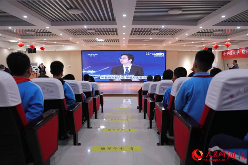 邯鄲市復興區(qū)實驗小學學生集中收聽收看“天宮課堂”第二課。 王伸攝