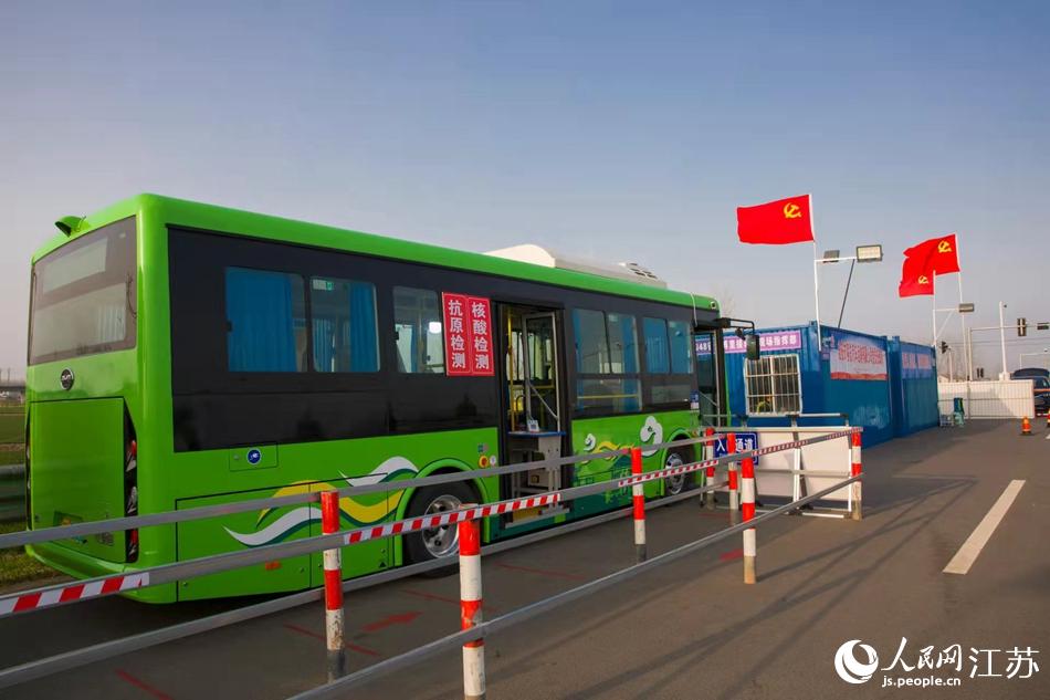 淮安市客總汽車運(yùn)輸有限公司調(diào)集兩部車況最佳“核酸采樣流動(dòng)車”，組建黨員“先鋒崗”。紀(jì)星名攝