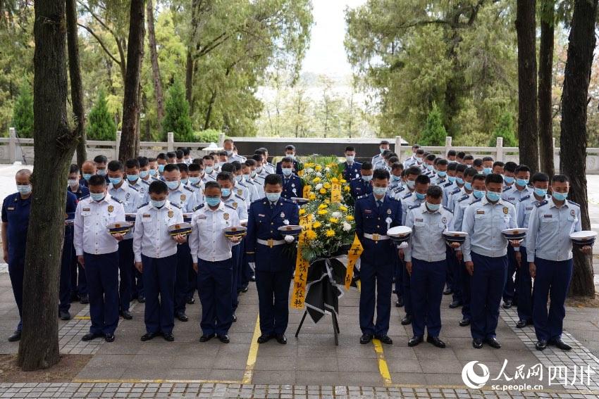 涼山州森林消防支隊駐西昌全體消防救援人員一同前往西昌市烈士陵園舉行紀念活動。樊文淵攝