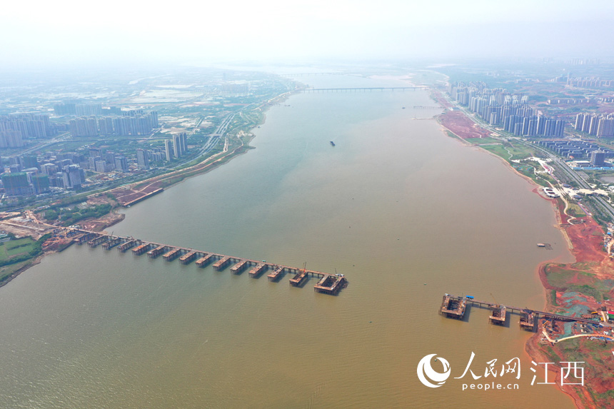 航拍九龍湖過江大橋，該橋是南昌第七座跨贛江通道。 人民網(wǎng) 時雨攝